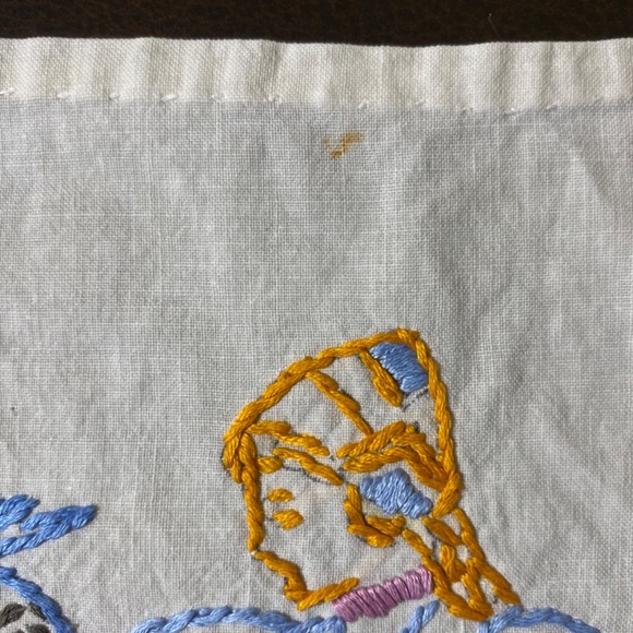 Vintage Linens Handmade Embroidered Dancing Couple Folk Art Table Scarf Hankie - Picture 4 of 7